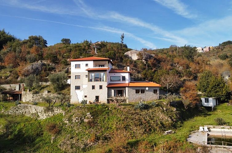 Ontdek het pittoreske Huisje in Oliveira do Hospital, een vakantiehuis in Vale do Tejo, Portugal, met prachtig uitzicht op de heuvels.