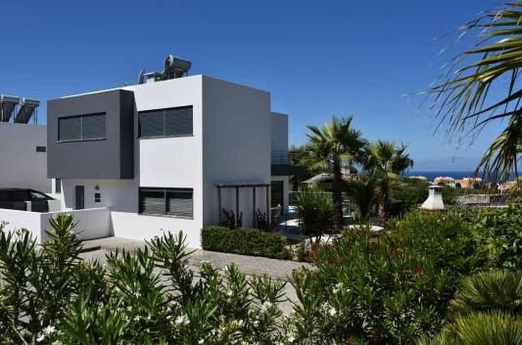 Vakantiehuis Moderne Villa mit privatem Pool und Meerblick