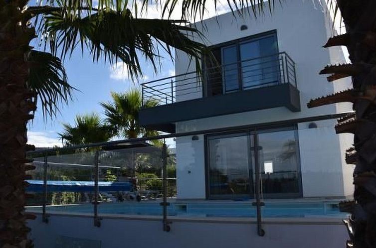 Vakantiehuis Moderne Villa mit privatem Pool und Meerblick