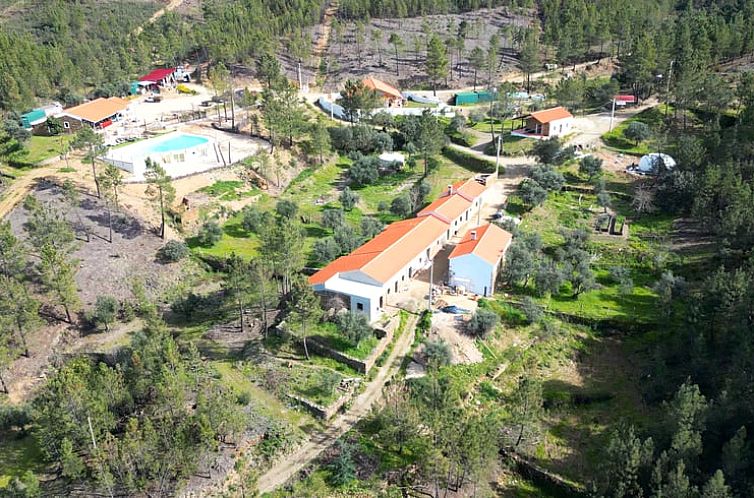 Vakantiehuisje in Vale da Serta, Vale do Tejo, Portugal, genesteld tussen weelderige bossen.
