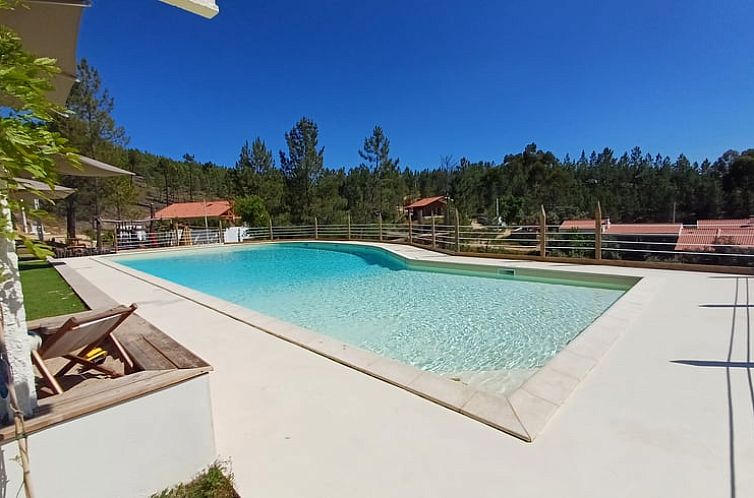 Geniessen Sie den farbenfrohen Eingang zum Cottage in Vale da Serta, einem stimmungsvollen Ferienhaus im malerischen Vale do Tejo, Portugal.