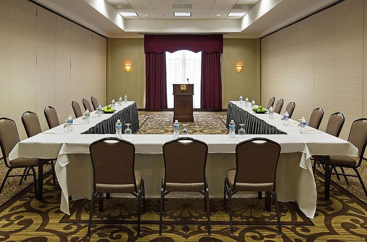 DoubleTree by Hilton Charlotte Airport