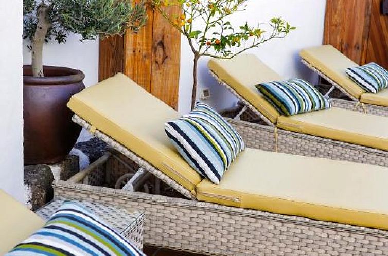 El Charco Suites