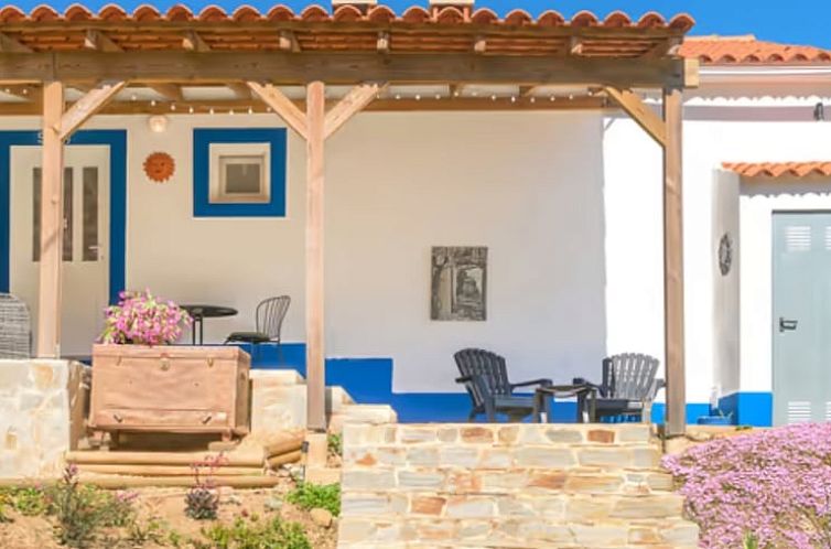 Ontspan op het zonnige terras van Huisje in Reliquias, een idyllisch vakantiehuis in Alentejo, Portugal.