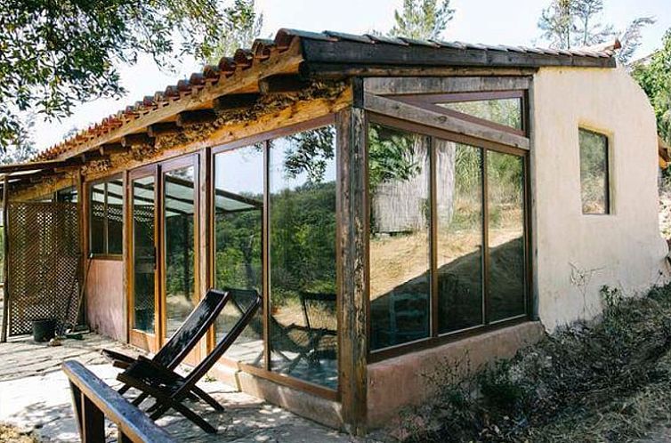 Ontspan in het charmante Huisje in Sao Luis, een vakantieverblijf in Sao Luis, Alentejo, Portugal, omgeven door natuurlijke schoonheid.