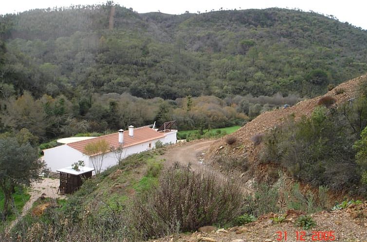 Vakantiehuis Huisje in Sao Teotonio, gelegen in de serene omgeving van Sao Teotonio, Alentejo, Portugal, met prachtig uitzicht op de heuvels.