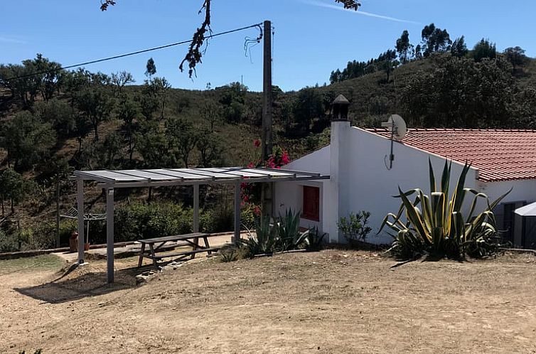 Ferienhaus in Amoreiras Gare, Alentejo, Portugal mit Veranda und Blick auf die Huegel.