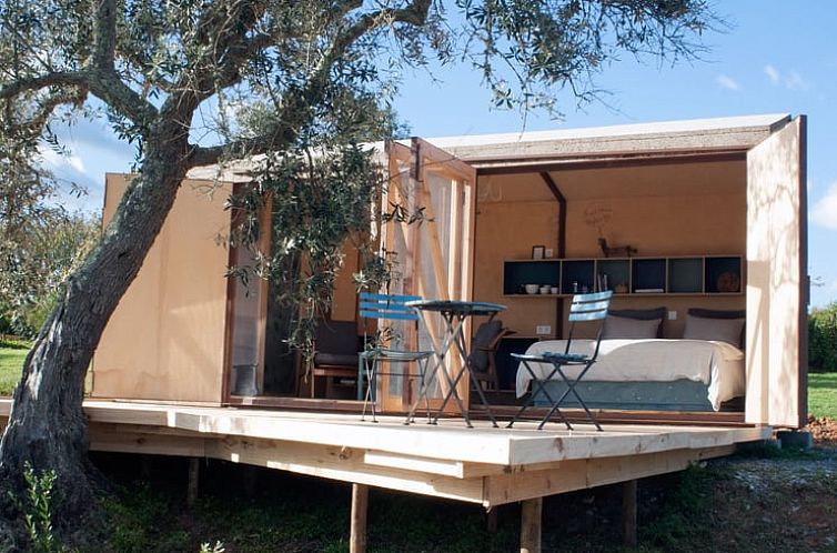 Vacation cottage in Aldeia do Rouquenho, Alentejo offers a serene veranda surrounded by nature. Perfect for a relaxing stay.