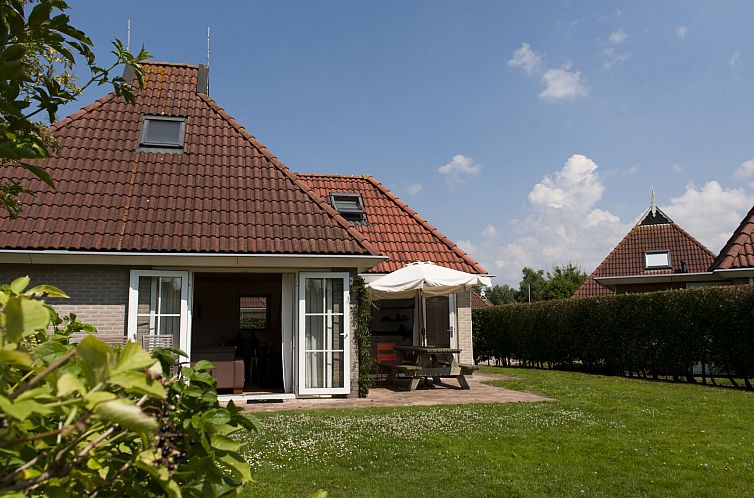 Vakantiehuis Bungalowpark It Wiid in Earnewald met ruime tuin en terras, ideaal voor ontspanning in de Friese meren.