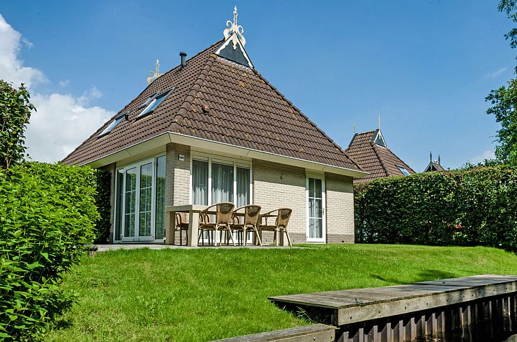 Vakantiehuis Bungalowpark It Wiid in Earnewald met een ruime tuin en terras, ideaal voor ontspanning in Princehof/Alde Feanen.