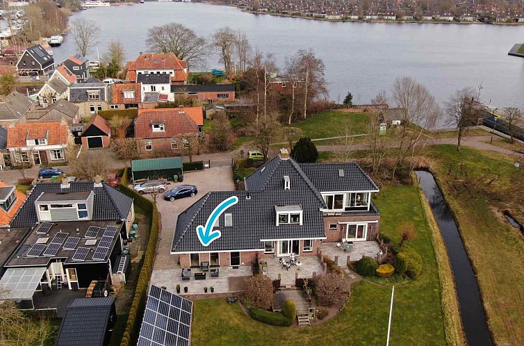 Luchtfoto van vakantiehuis FR403 in Earnewald, gelegen aan de Friese meren met prachtig uitzicht op de omgeving.