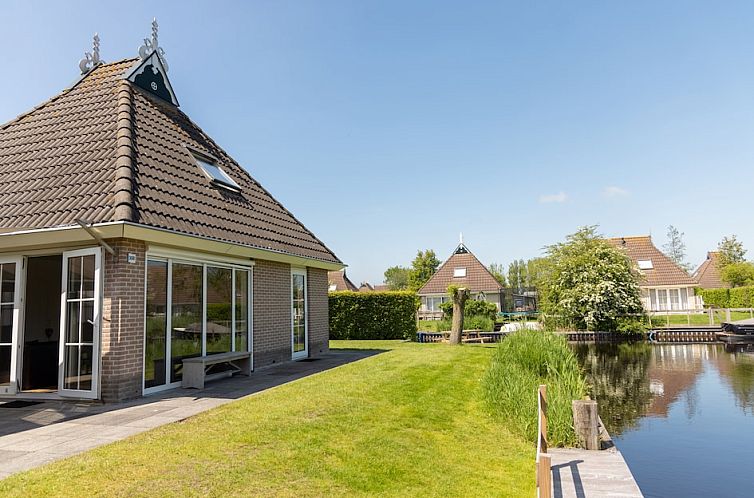 Waldbungalow 4 in Earnewald, een vakantiehuis aan het water in de Friese meren, biedt rust en natuur met een prachtig uitzicht op de omgeving.