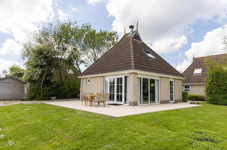 Wetterbungalow 5 in Earnewald, ein charmantes Ferienhaus mit Terrasse, umgeben von der Natur von Princehof und den Friesischen Seen.
