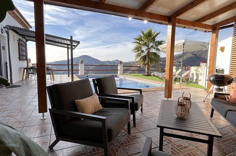 Geniessen Sie die atemberaubende Aussicht von der Terrasse der Villa Espejo, einem Ferienhaus in Torrox, Andalusien, mit privatem beheiztem Pool.