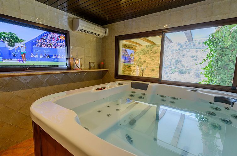 Unterkunft 1410805 - Ferienhaus Andalusien - Vakantiehuis Haus mit integrierter Felswand und Jacuzzi