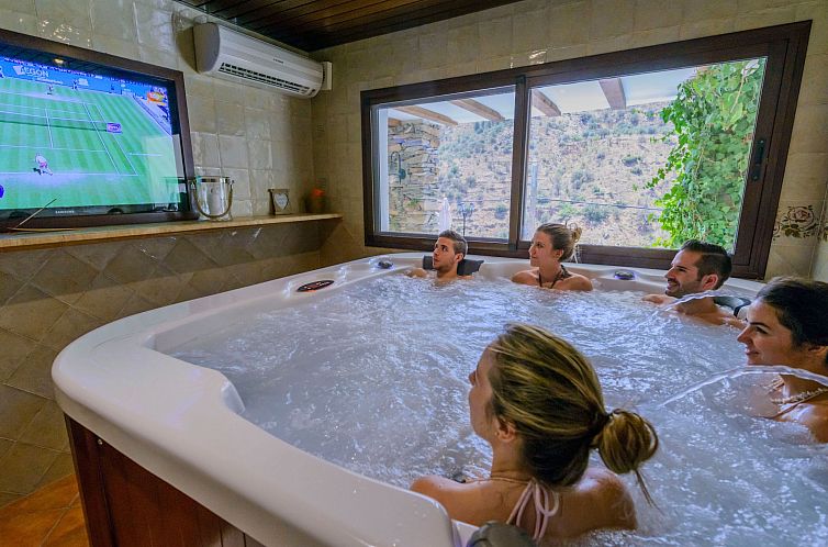 Vakantiehuis Haus mit integrierter Felswand und Jacuzzi