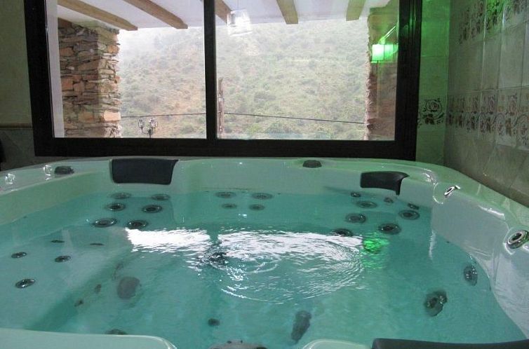 Vakantiehuis Haus mit integrierter Felswand und Jacuzzi