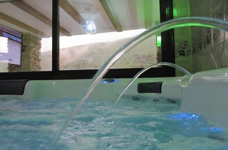 Vakantiehuis Haus mit integrierter Felswand und Jacuzzi