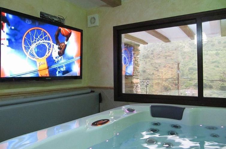 Vakantiehuis Haus mit integrierter Felswand und Jacuzzi