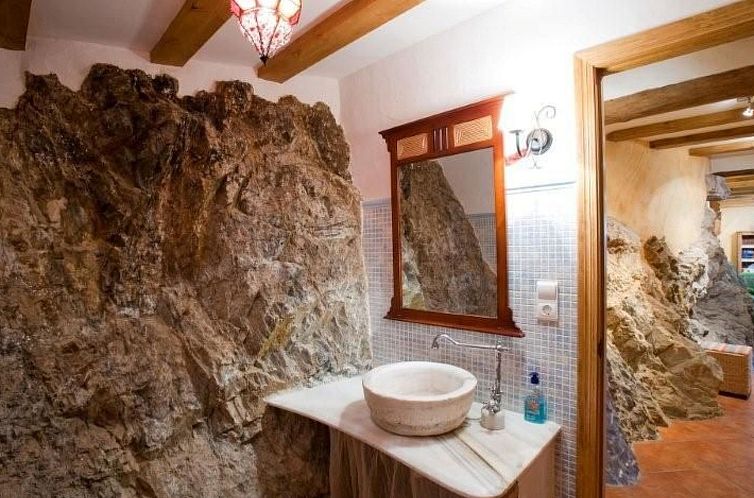 Vakantiehuis Haus mit integrierter Felswand und Jacuzzi