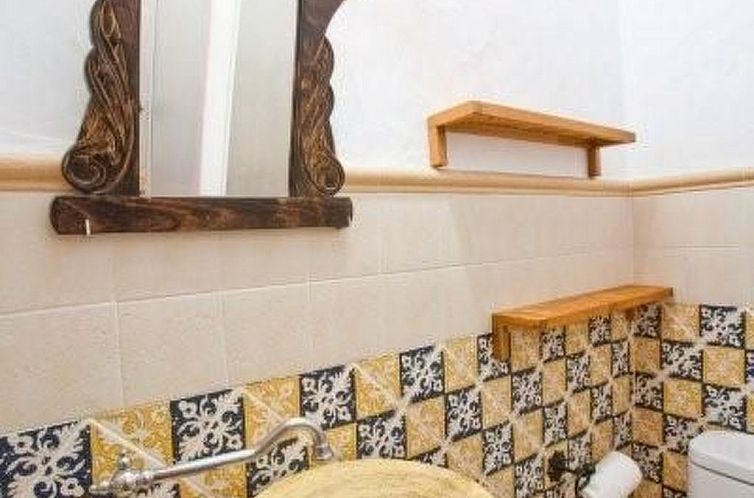 Vakantiehuis Haus mit integrierter Felswand und Jacuzzi