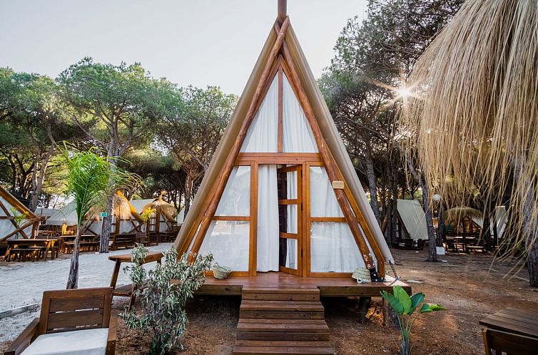 Erleben Sie Luxus-Camping im Glamping Tipi Almadraba, einem charmanten Safarizelt im Herzen von Conil de la Frontera, Andalusien.