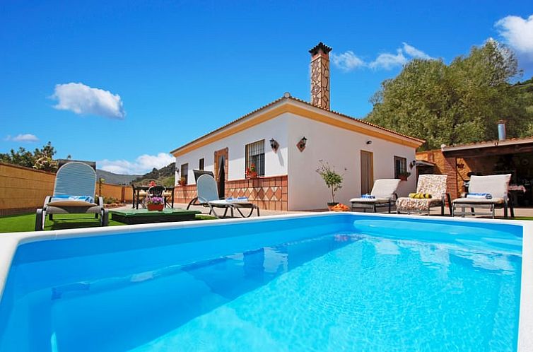 Entdecken Sie die Ruhe des Ferienhauses in Comares mit schoenem Pool, gelegen im malerischen Comares, Andalusien, Spanien.