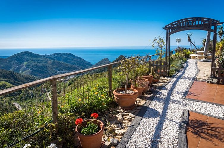 Entspannen Sie sich im Cottage in Nerja, das im malerischen Maro, Andalusien, liegt und einen herrlichen Panoramablick auf die Natur bietet.