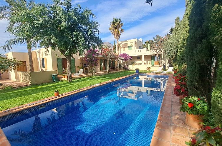 Geniessen Sie die ruhige Umgebung der Villa el Arenal in Nijar, Andalusien, mit einem schoenen Pool und gruener Natur.