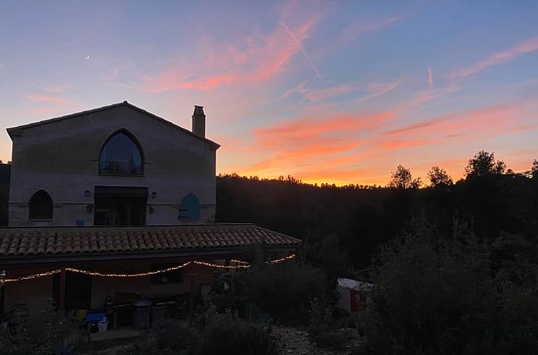 Vakantiehuis in Cretas biedt een prachtig uitzicht op de avondlucht in Aragon, Spanje.