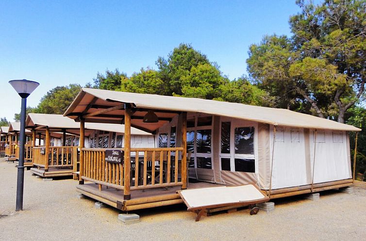 Geniet van de rust in de SunLodge Jungle safaritent, gelegen in het prachtige Vilanova i la Geltru, Barcelona.