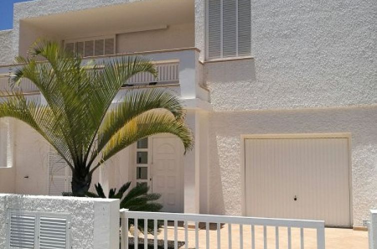 Vakantieverblijf Bellavista in Costa del Silencio, Canarische Eilanden, met een ruime buitenruimte.