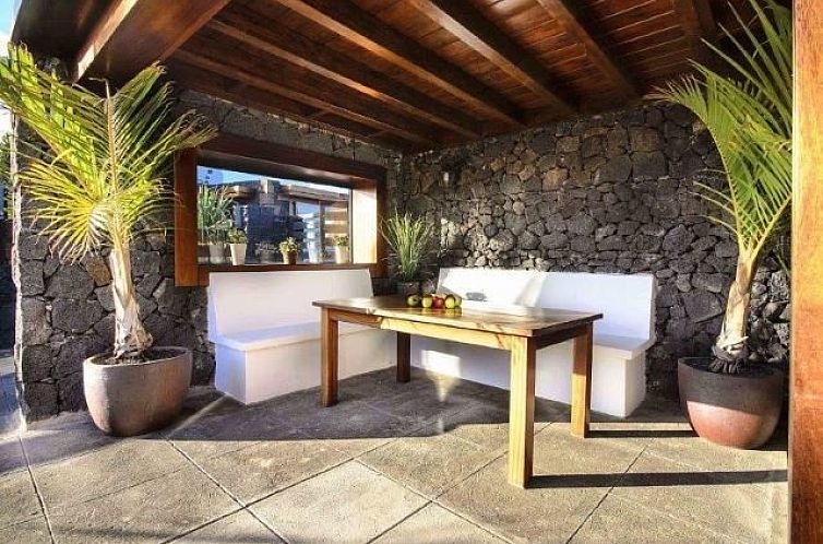 Entspannen Sie sich auf der bezaubernden Terrasse der Villa Ermita Perdomo, die im malerischen Masdache auf den Kanarischen Inseln liegt.