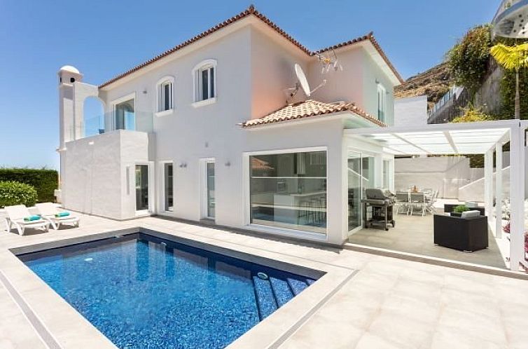 Geniet van de zon bij Villa Pinalito in La Orotava, een prachtig vakantiehuis op de Canarische Eilanden met privezwembad.