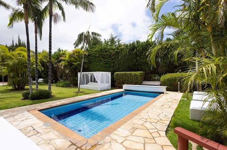 Geniet van de serene tuin en zwembad van Villa San Benito, een vakantieverblijf in La Orotava, Canarische Eilanden, ideaal voor ontspanning.