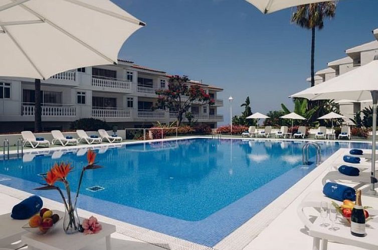 Geniet van de luxe van het zwembad bij Appartementen Route Active, gelegen in het prachtige Los Realejos op de Canarische Eilanden.