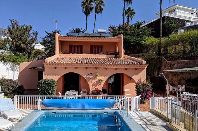 Sonnenterrasse und Swimmingpool in der Villa Adeje, einem Ferienhaus in Adeje, Kanarische Inseln.