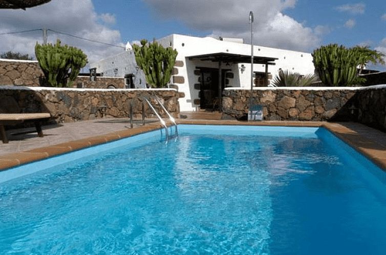 Geniessen Sie den Pool der Villa Caserio de Guime in Gueime, Spanien.