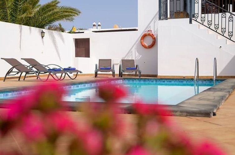 Entspannen Sie sich am Pool der Villa Vista Lobos in Playa Blanca, einem schoenen Ferienhaus auf den Kanarischen Inseln, Spanien.
