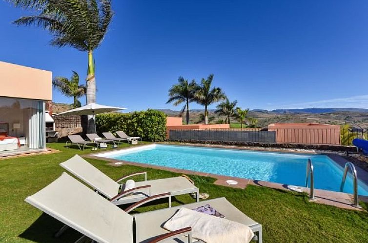 Entspannen Sie sich am Pool der Villa Par 4 - No 7 in Maspalomas, einem schoenen Ferienhaus auf den sonnigen Kanarischen Inseln, Spanien.