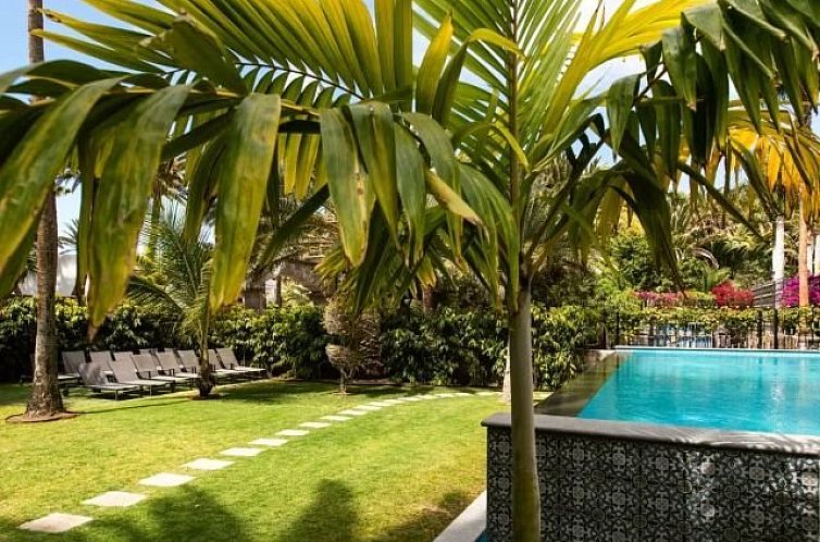 Geniessen Sie den tropischen Garten und den glitzernden Pool der Apartments Eden Meloneras im sonnigen Maspalomas, Spanien.