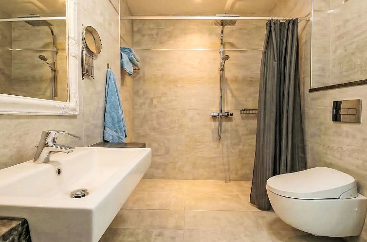 Vakantiehuis Geräumige Villa, beheizter Pool und atemberaub