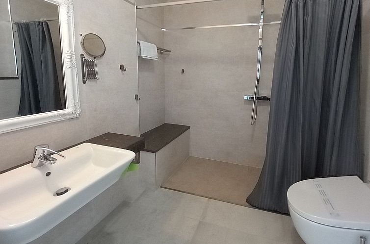 Vakantiehuis Geräumige Villa, beheizter Pool und atemberaub