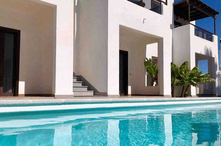 Ontspan bij het zwembad van Appartementen La Laguneta, een idyllisch verblijf in Puerto del Carmen op de Canarische Eilanden.