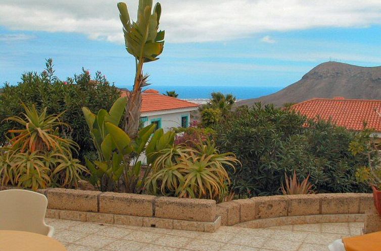 Guest house 14427806 - Apartment Canary Islands - Appartement Charmante Wohnung in Chayofa mit Pool und Grill