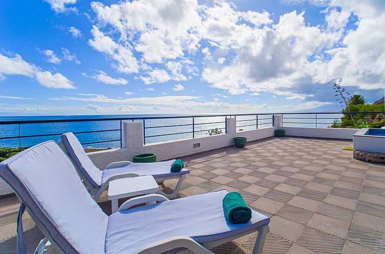 Vakantiehuis Zweitstöckiges Ferienvilla mit Terrassen, Pool