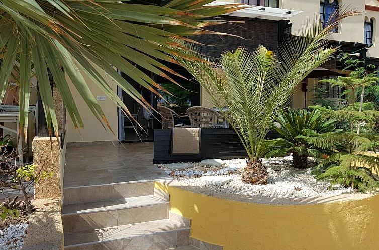 Vakantiehuis Komfortable Wohnung, Wifi, am Pool