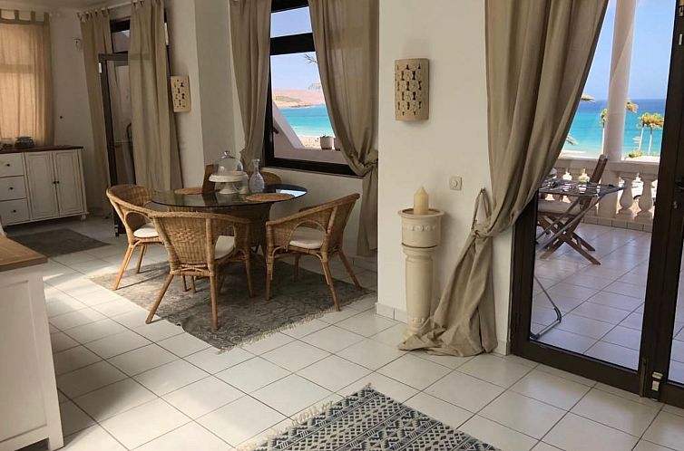 Vakantiehuis Eine romantische Villa direkt am Strand Sotaven