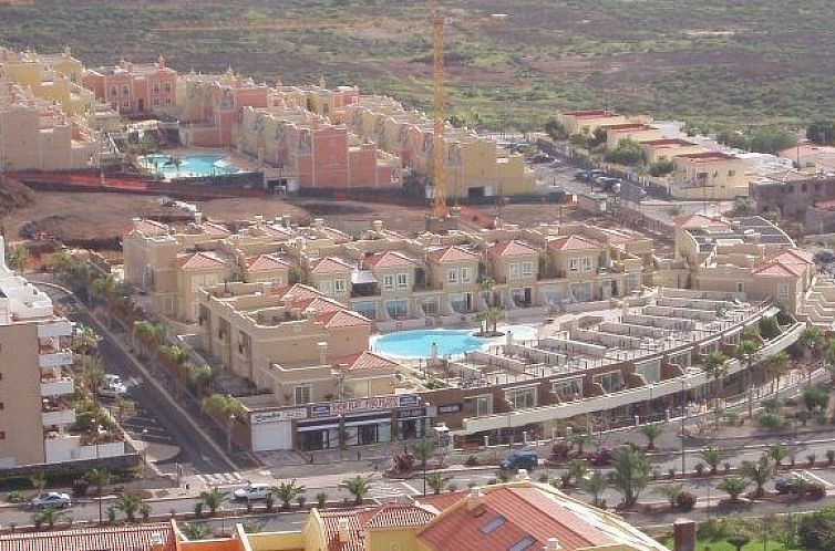 Geniet van het panoramische uitzicht vanaf Terrazas del Faro C1, een luxe appartement in Palm-Mar, Canarische Eilanden, Spanje.