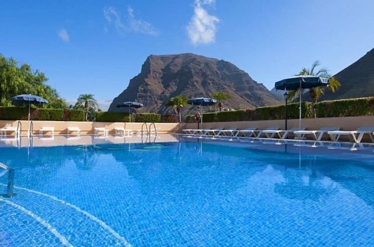 Relax by the pool at Apartments Baia del Secreto in Valle Gran Rey, overlooking the Canary Islands mountains.